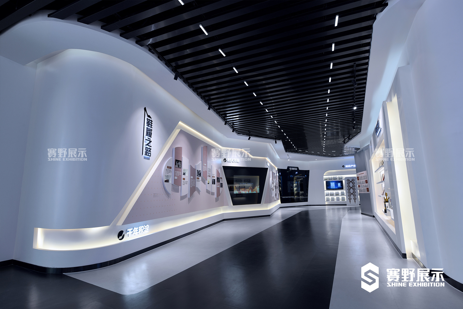 打开凤凰新闻,查看更多高清图片副标题:光电物理沙盘结合沉浸式投影