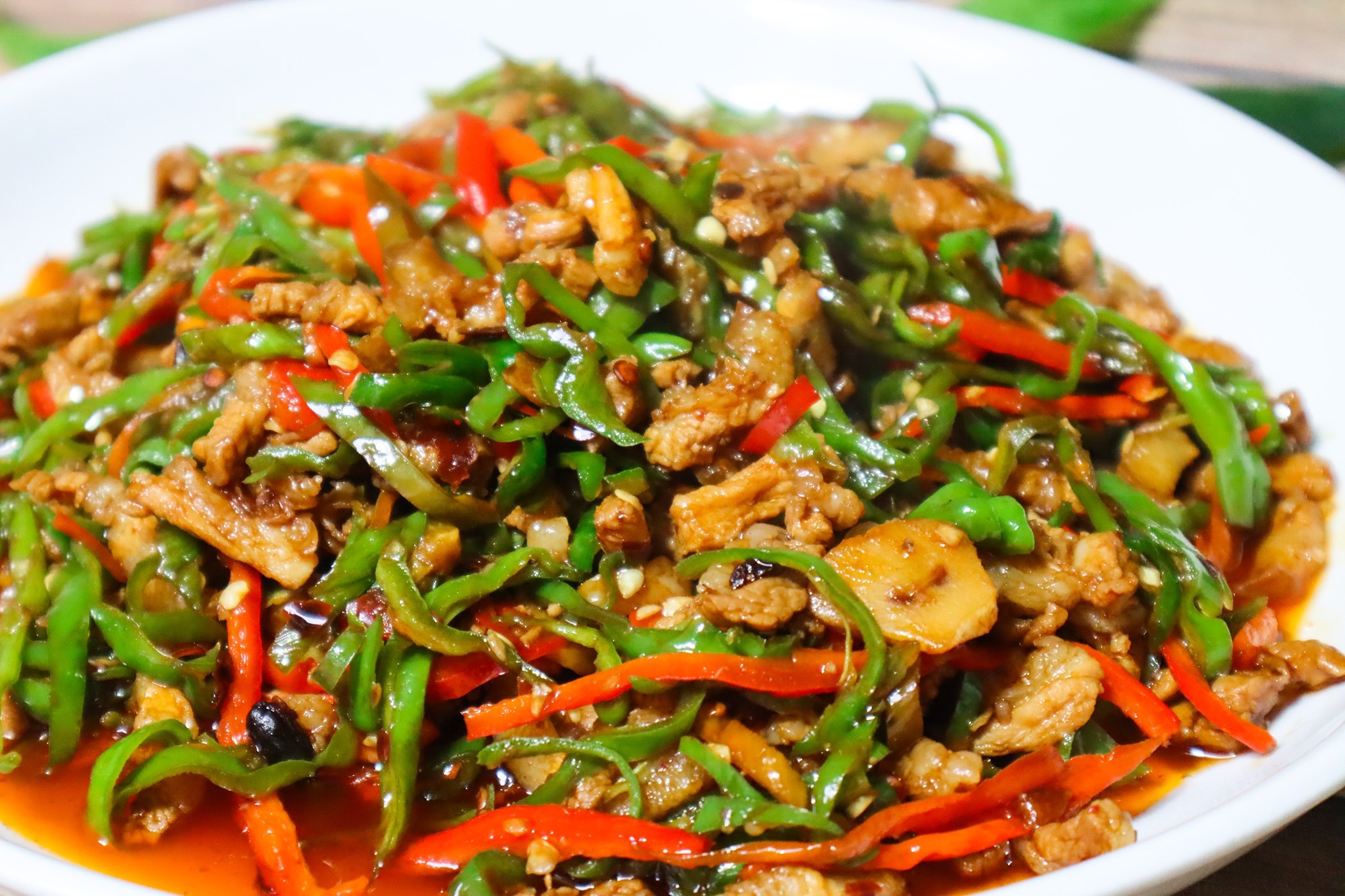 为什么饭店的辣椒炒肉那么香,原来大厨是这样做的,难怪那么香!