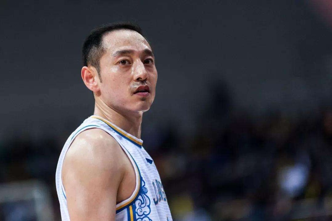 祝福史鸿飞突破不慎崴脚痛苦难当唯愿球员都能远离伤病