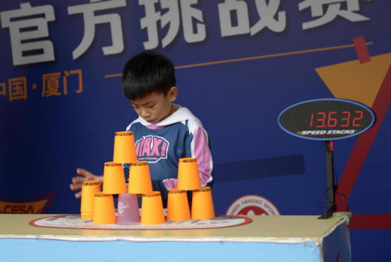 叠杯少年勇摘四项WRCA世界纪录,魔方大神亮相展神技__凤凰网