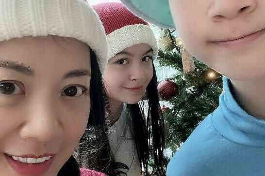 50岁前央视主持人姜丰近照曝光,圣诞节与龙凤胎儿女同框出镜_凤凰网