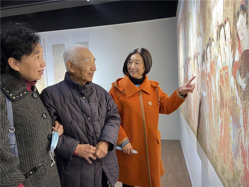 铁盾艺术馆馆长林红女士与其93岁的父亲和姐姐一起观展