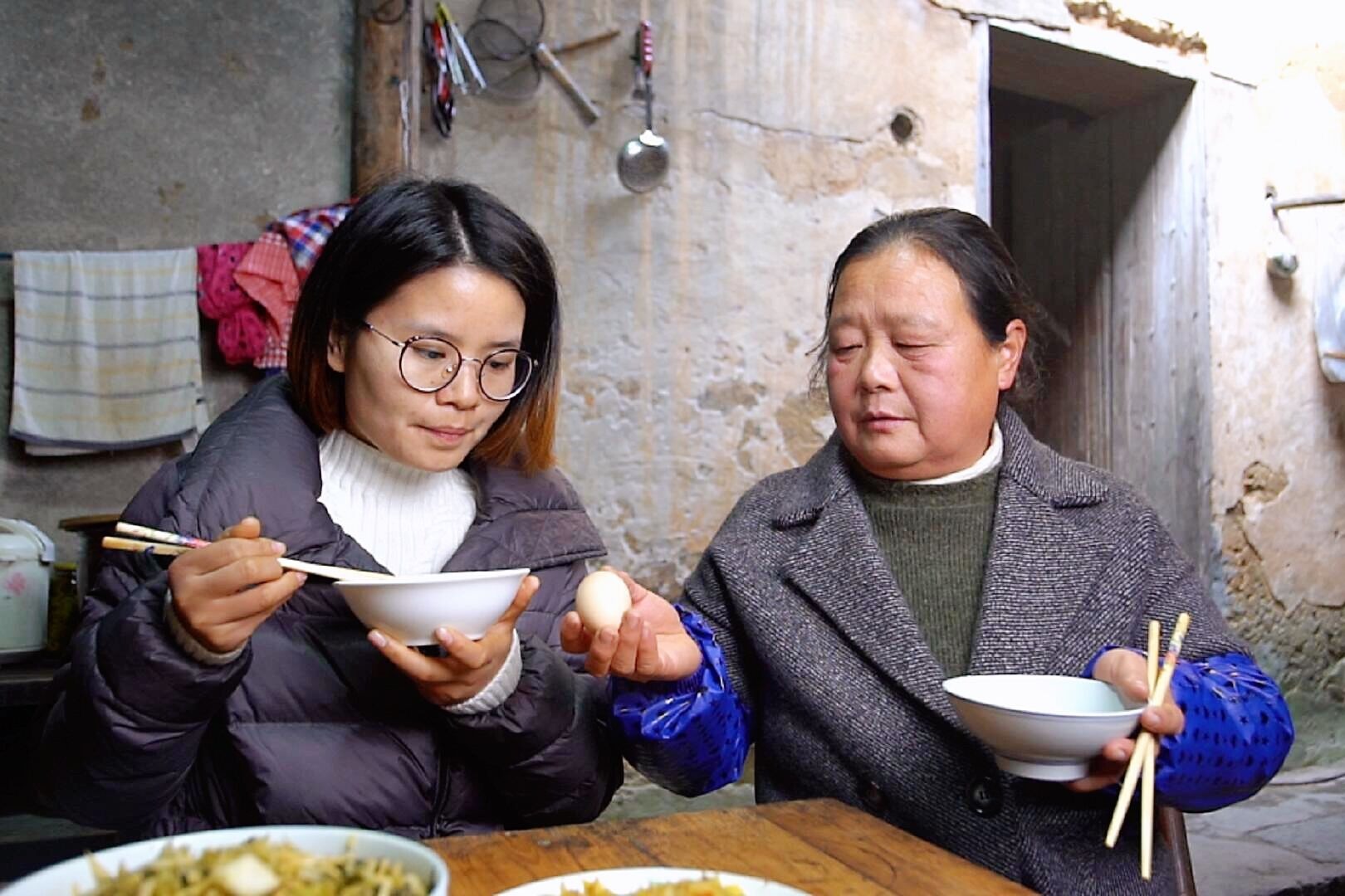 农村婆婆和儿媳妇同住，花1块买菜做了三菜一汤，看中饭做啥吃的_凤凰网视频_凤凰网