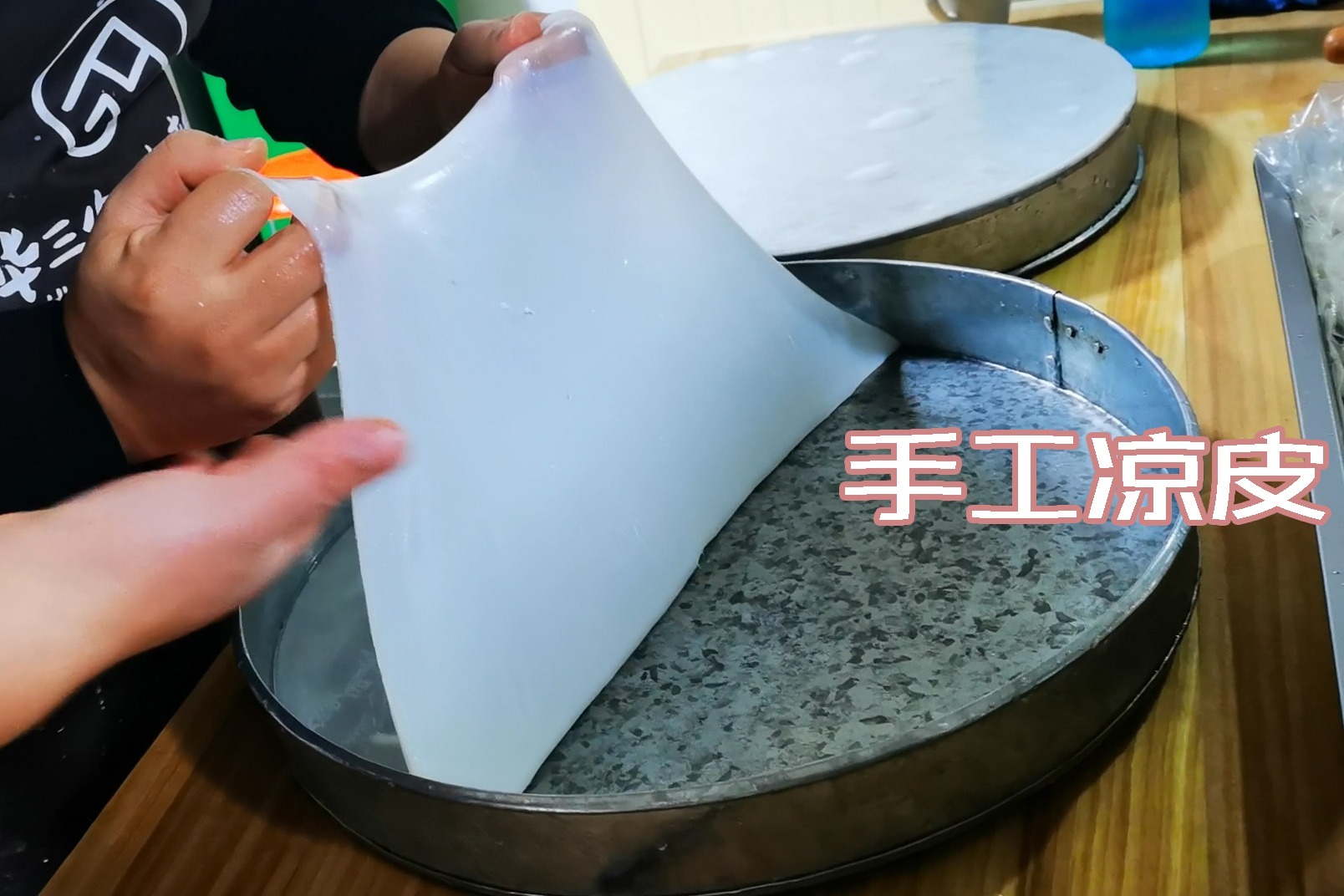 纯手工凉皮蒸制过程,面筋蓬松面皮劲道光滑,弄点辣椒油就更美了