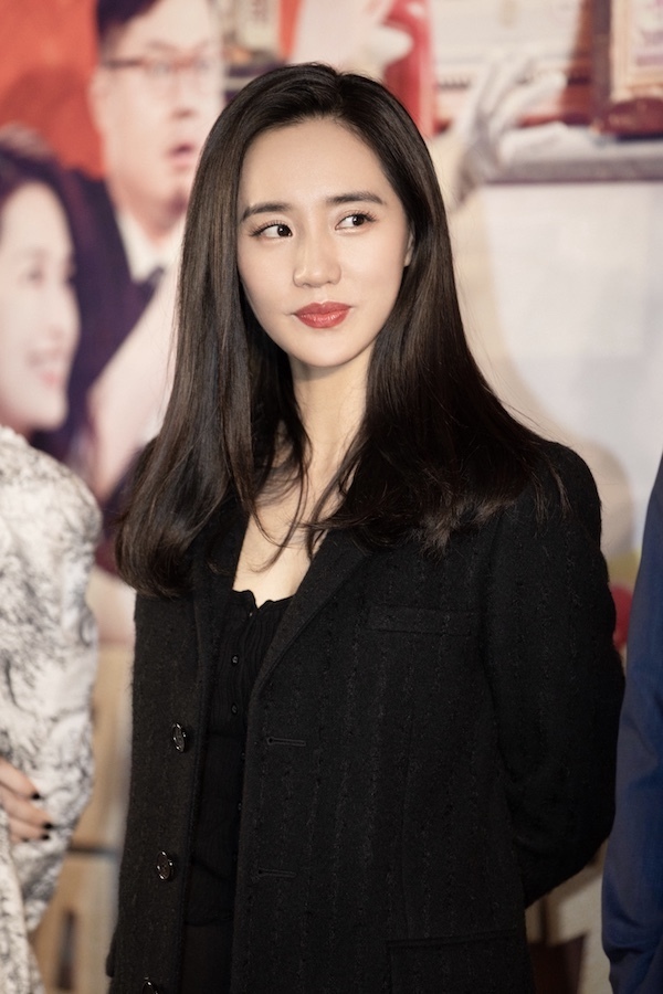 12月27日,喜剧电影《温暖的抱抱》在京举行首映礼,实力女演员王智一身