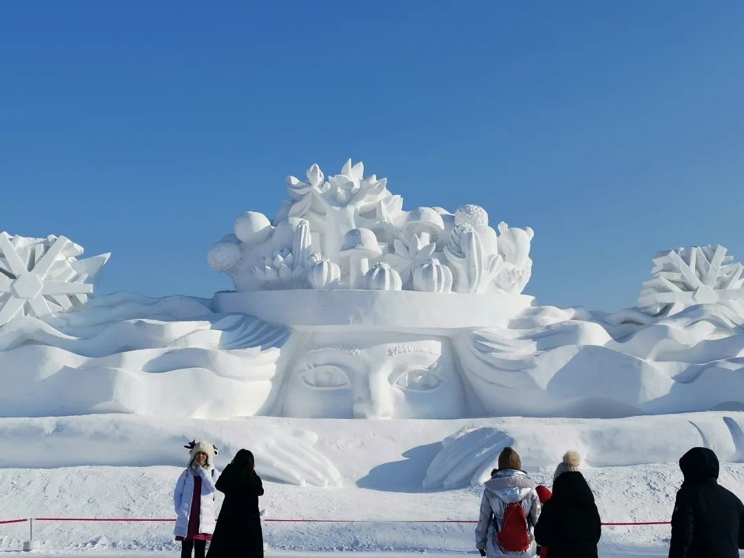 中国第一家电影院,中国第一届冰灯游园会,中国第一个冰雪节……是闻名