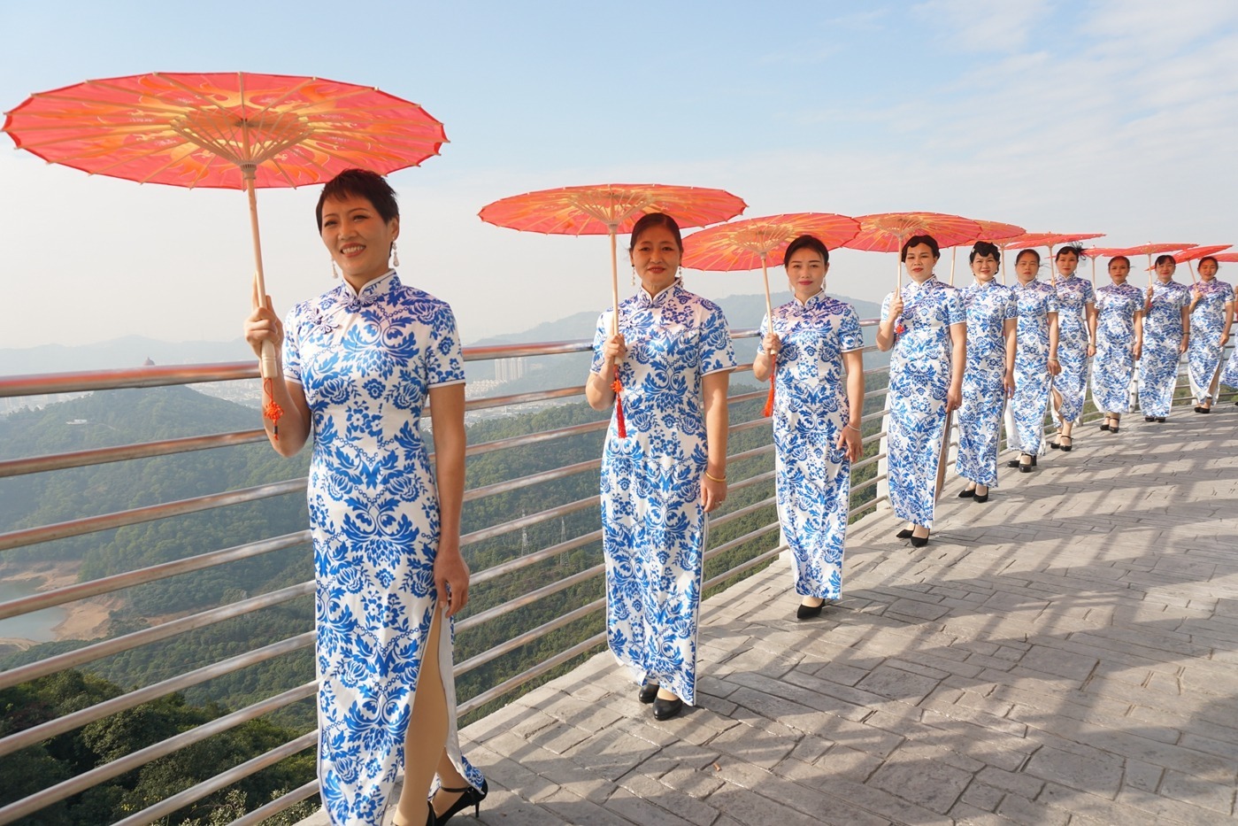 千人旗袍大秀点亮东莞观音山,大姐们的造型你最喜欢哪套