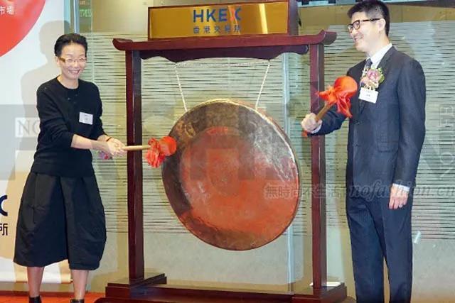 江南布衣创始人吴健,李琳夫妇敲锣上市