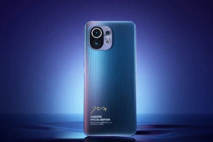 雷军签名版小米11售4699元一网友闲鱼6000元求购