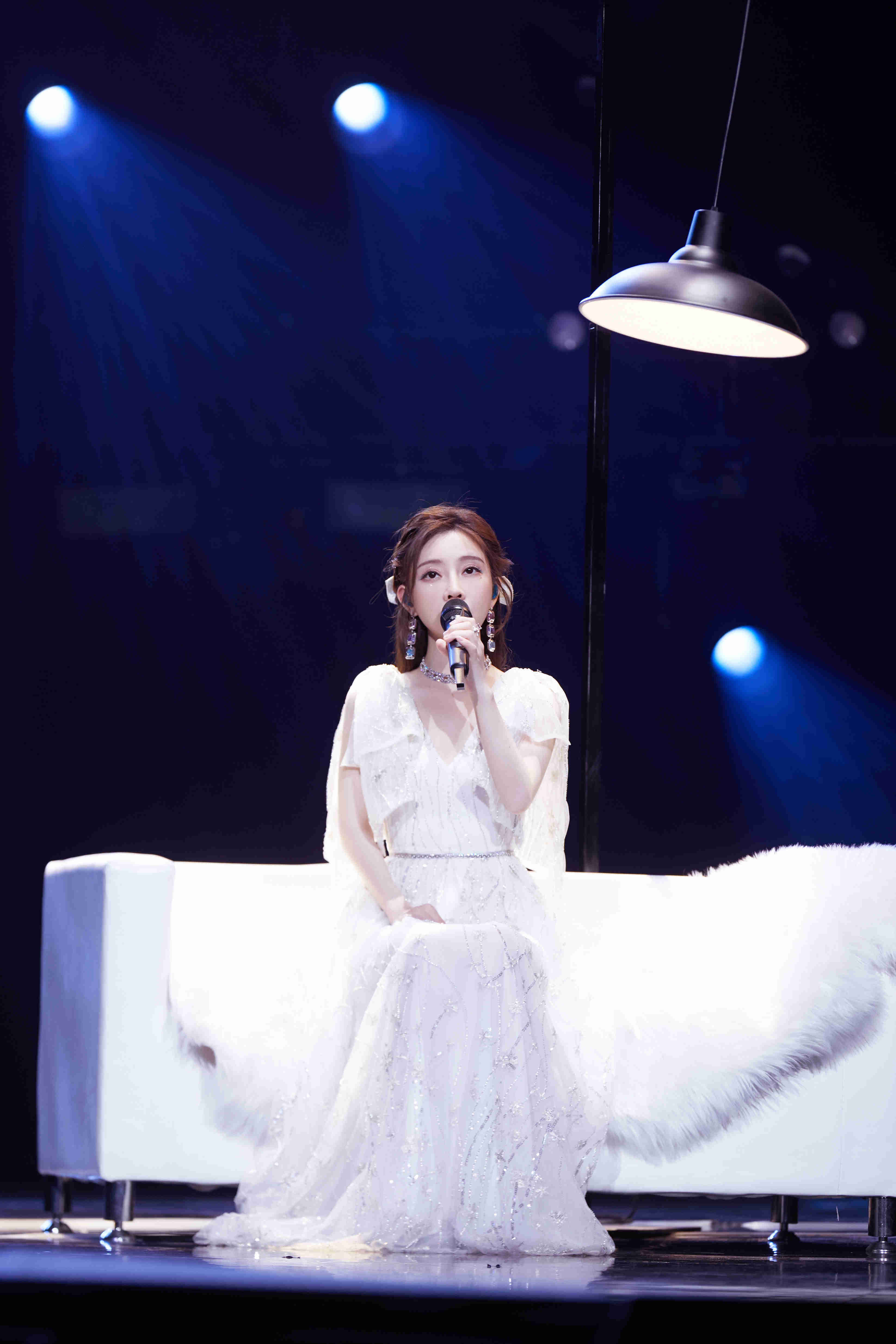 冯提莫《宇宙打歌中心》全新舞台 深情演唱 《自己》婉转动人__凤凰网