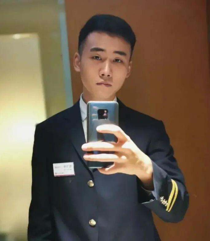 川航男空乘服装图片