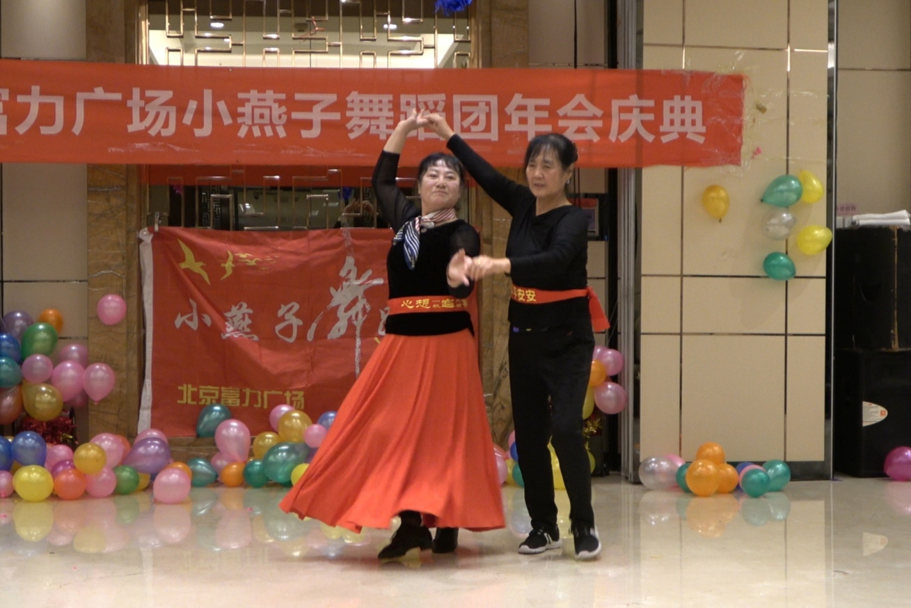 广场舞《再唱山歌给党听》双人对跳，歌好听，舞步简单