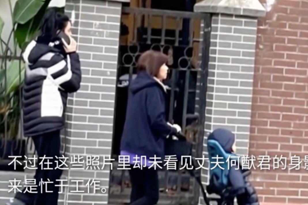 奚梦瑶带儿子散步，何广燊手长脚长身材壮实