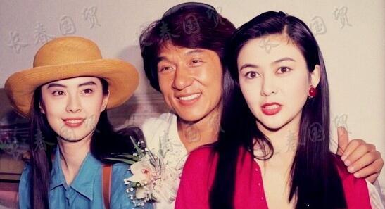 成龙王祖贤关之琳昔日合影曝光,三人同框模样青涩十分亲密_品推资讯