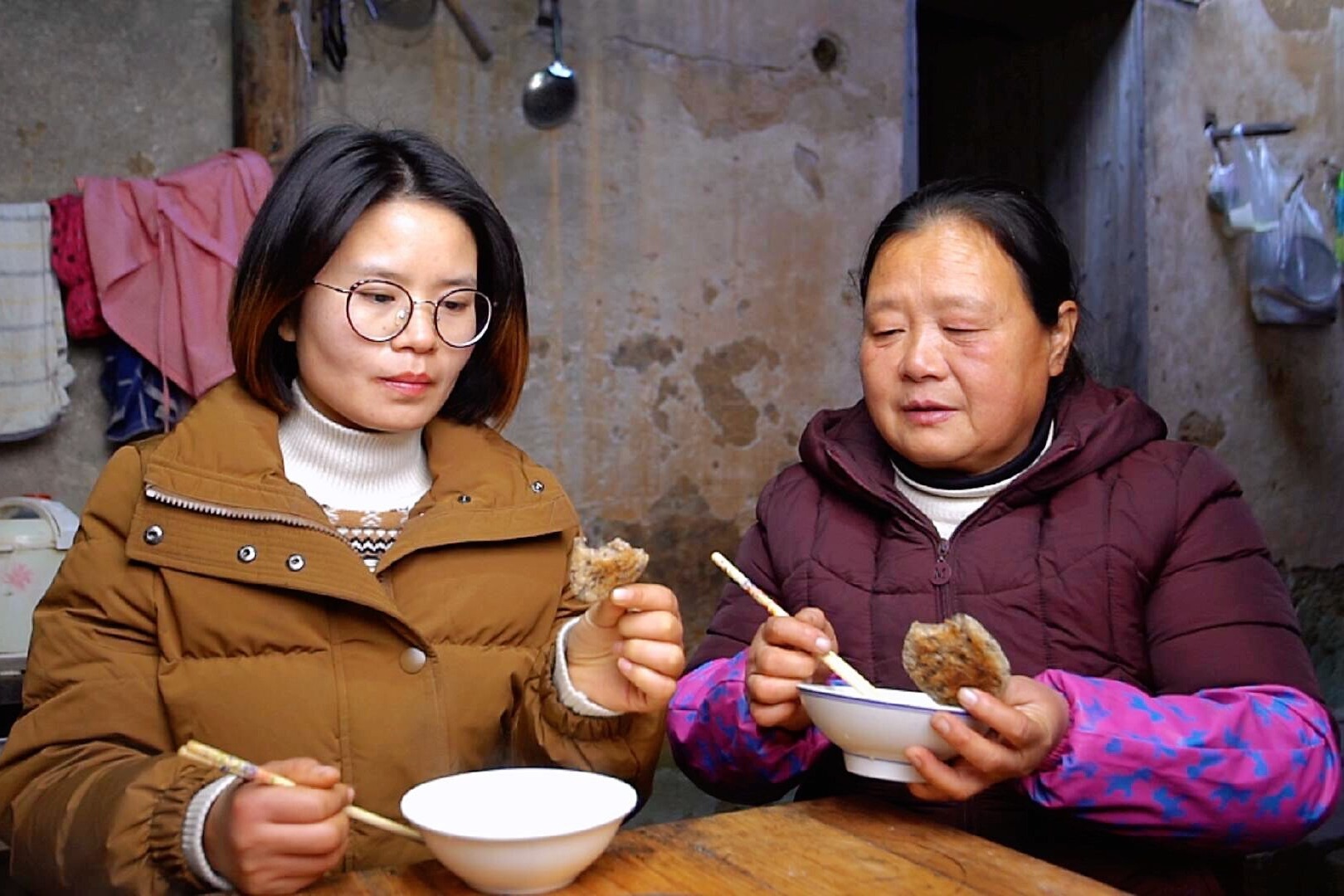 儿媳妇喜欢吃肉，婆婆提早一天做准备，看农村婆婆给儿媳做啥吃的_凤凰网视频_凤凰网