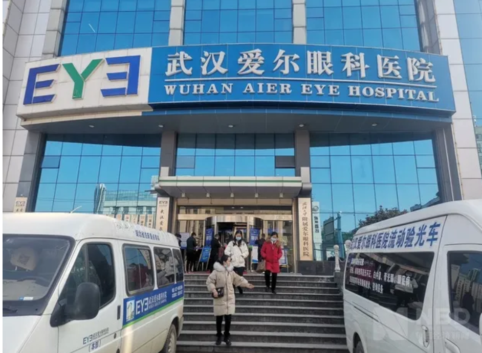 称这是在自己要求下,后来复诊时爱尔眼科医院方面补写的门诊病历,而