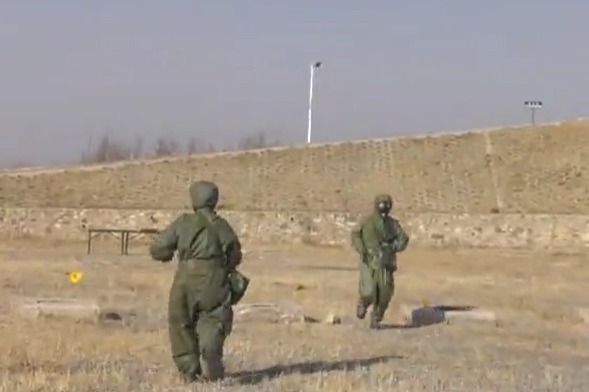 身穿厚重防护服 美女记者与防化兵现场比拼体能