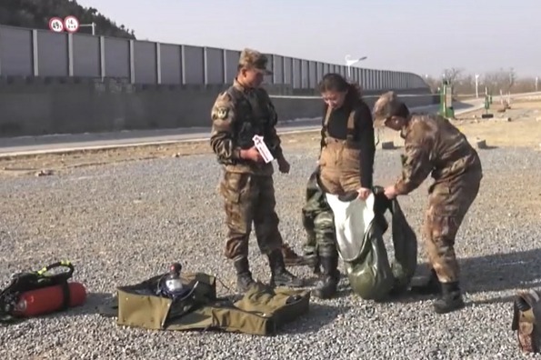 走进防化兵训练场：美女记者亲身体验全身防护