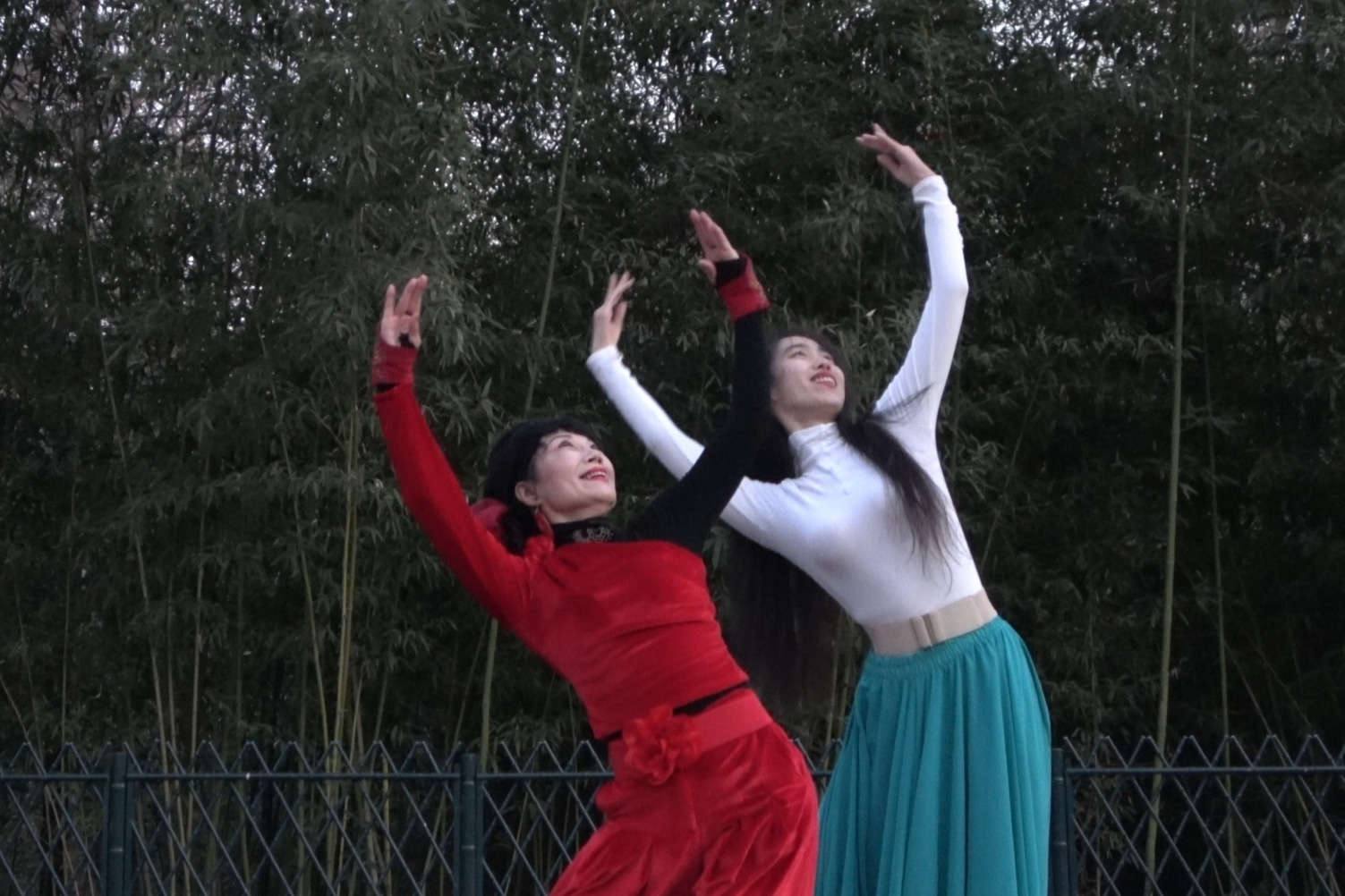 广场舞《弯弯的月亮》杜老师和睿睿老师深情演绎，美极了