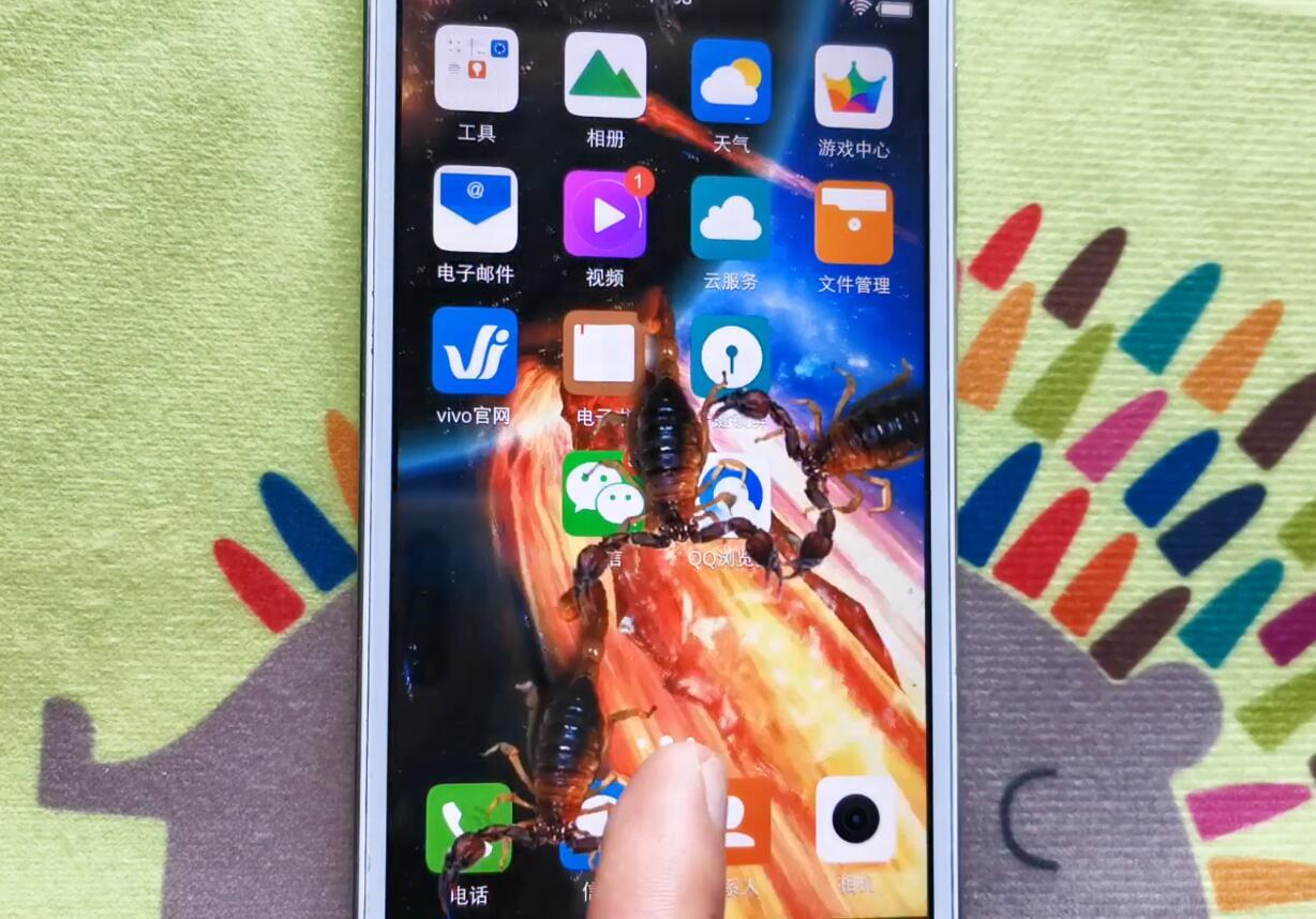 教你给女友手机养群蝎子打开微信蝎子就爬出来太好玩了