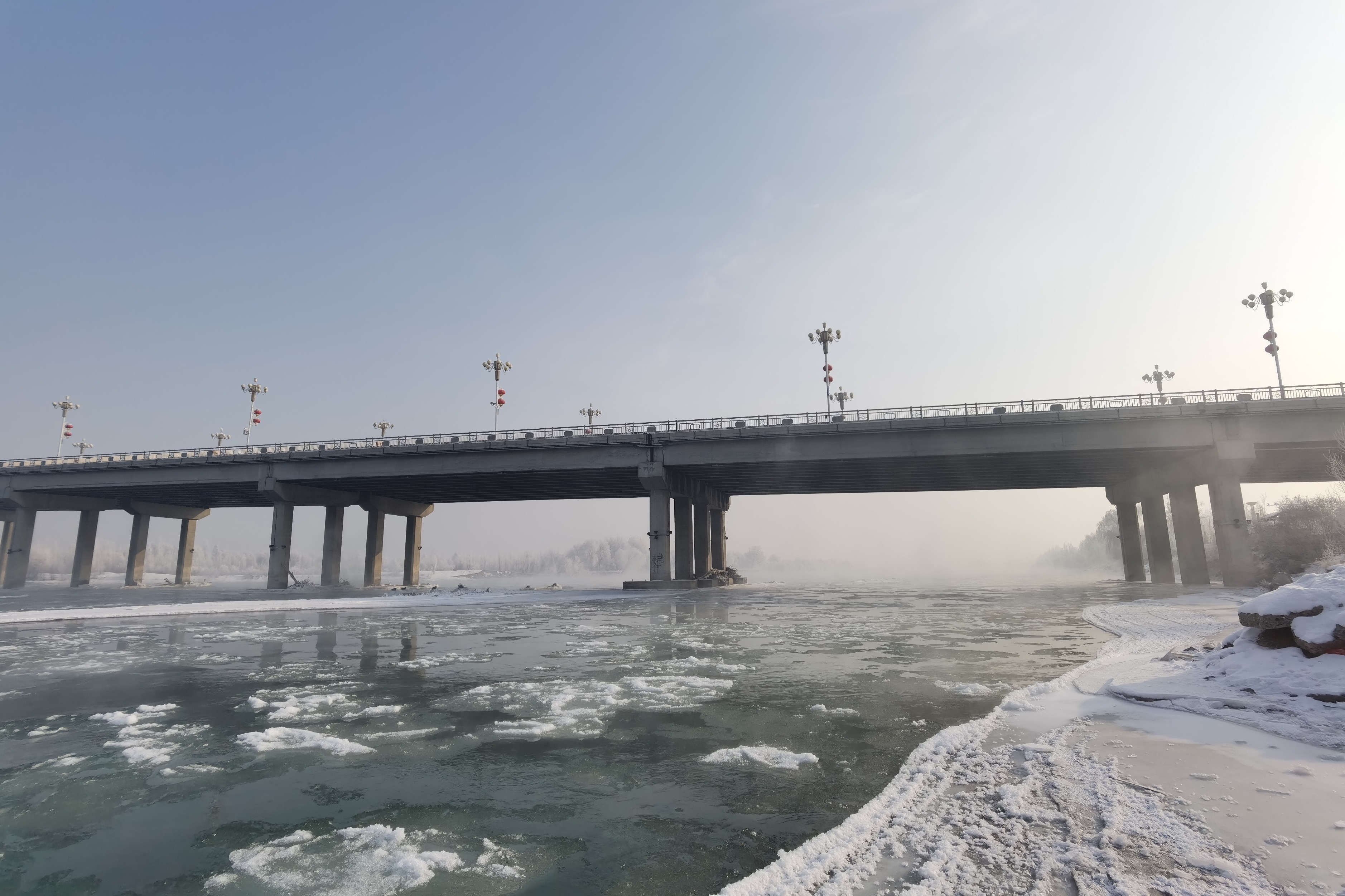 冬季的伊犁河大桥