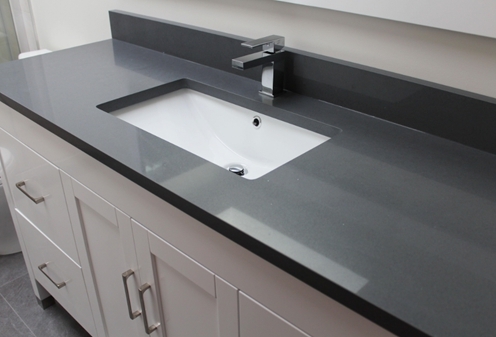 所以大部分橱柜台面都会选择大理石来打造台面,由于理石台面内部结构