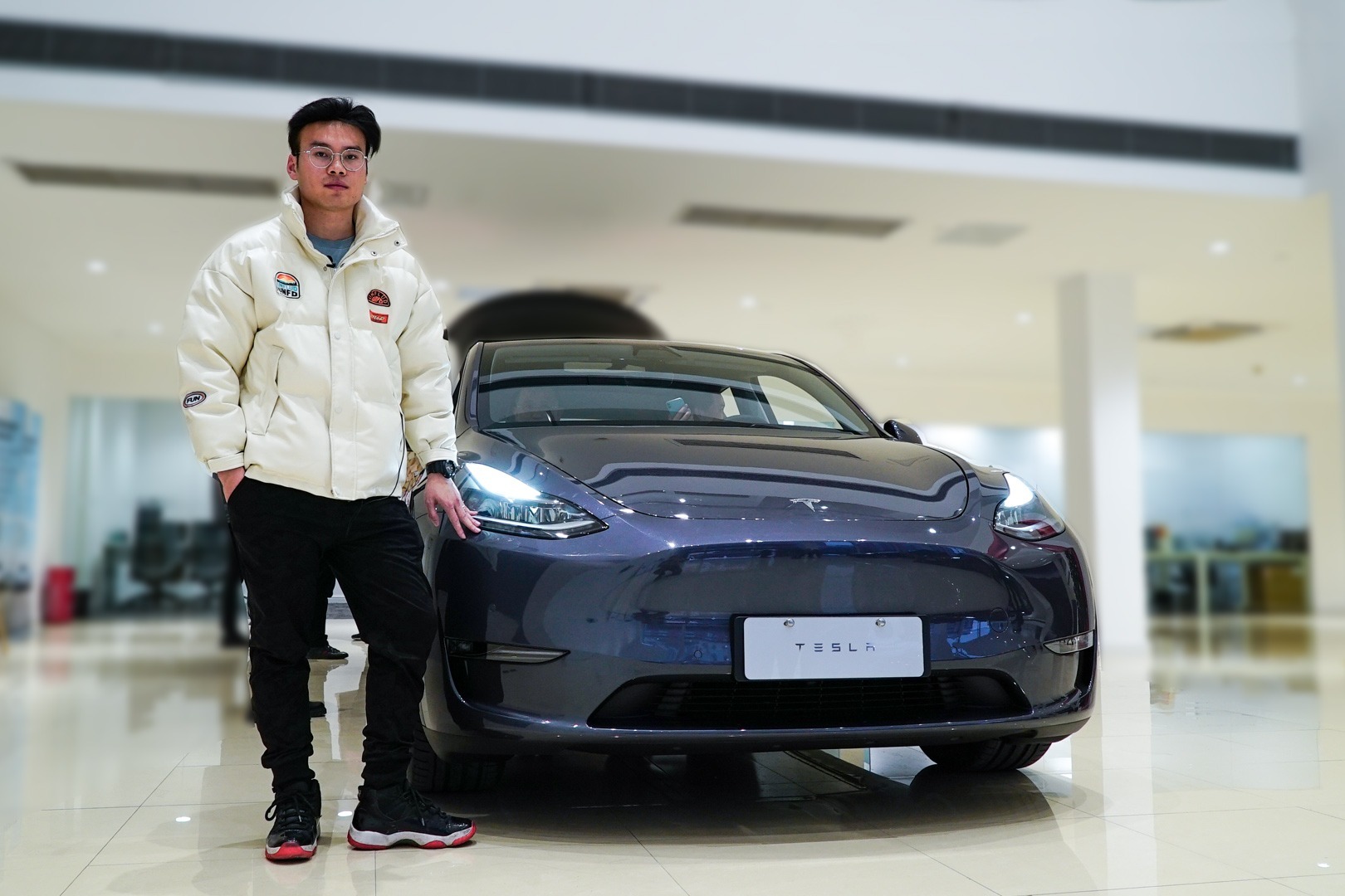 国产降价特斯拉modely丨店内人潮涌动除了价格还有这些惊喜