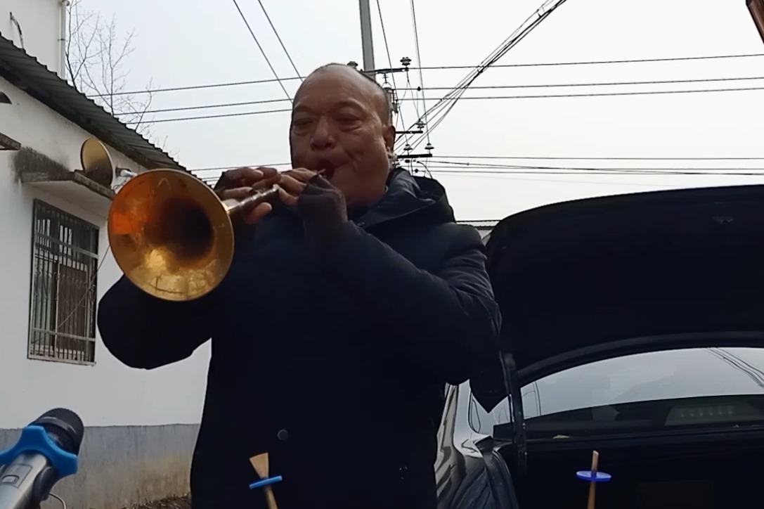 唢呐老艺人演奏歌曲父亲吹得如此细腻真是位高手