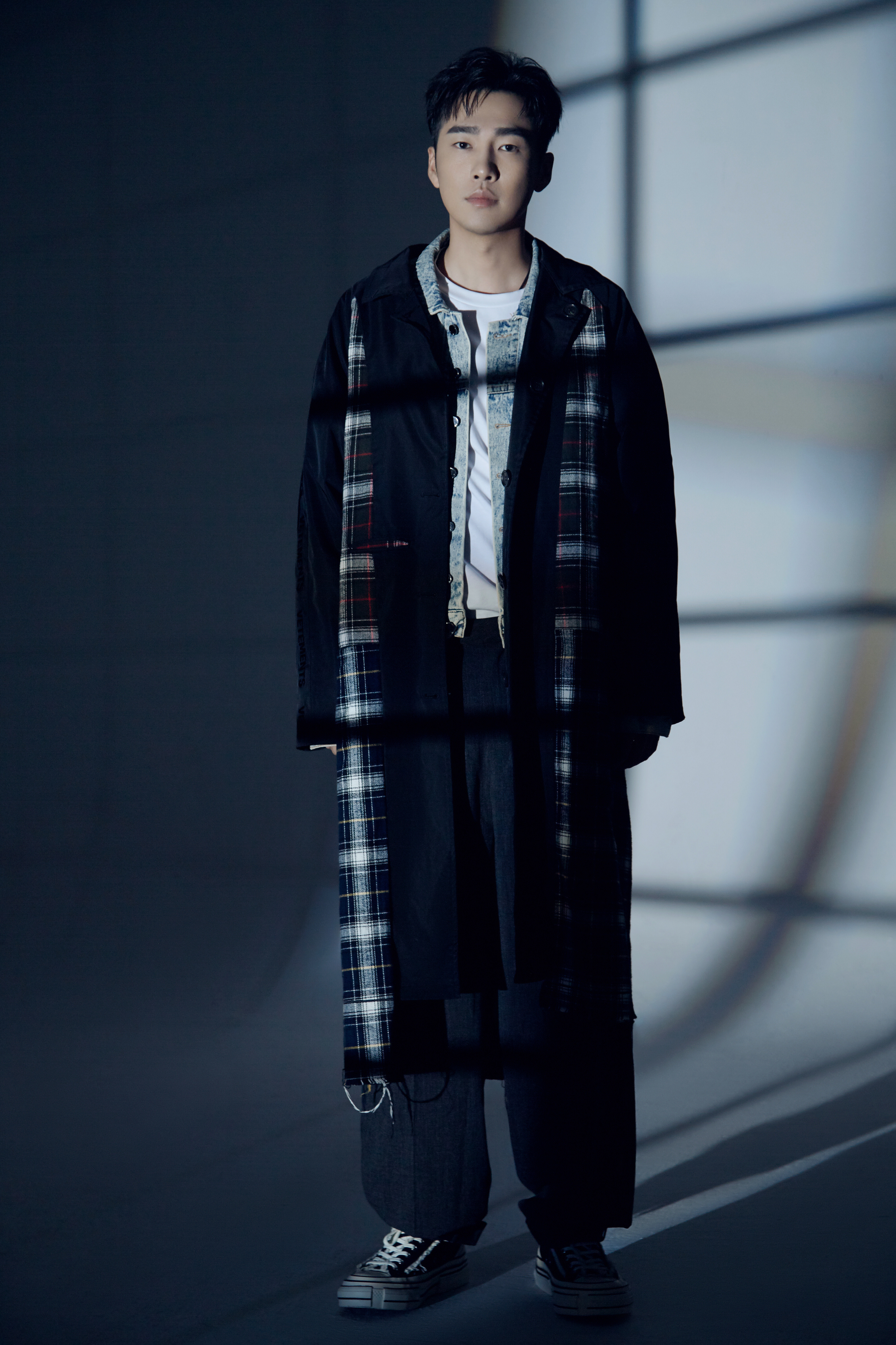 邹廷威开年时尚写真曝光 轻熟风彰显帅气俊朗__凤凰网