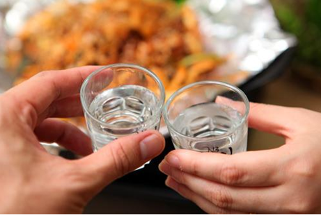 白酒的最佳饮用温度是多少?——傲百年酒知识__凤凰网