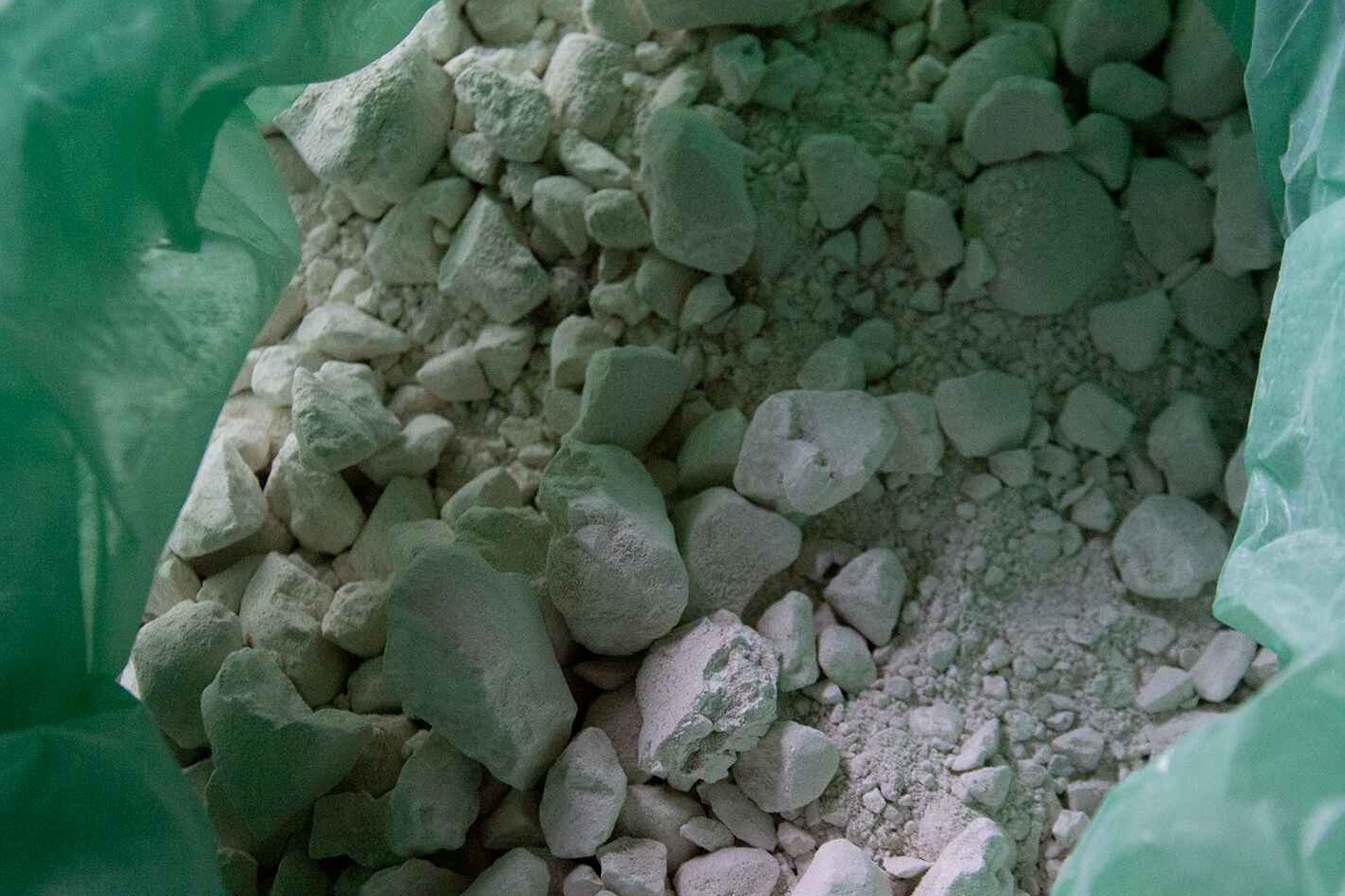 土壤酸化,用生石灰改良可不可以,需要注意什么问题_凤凰网