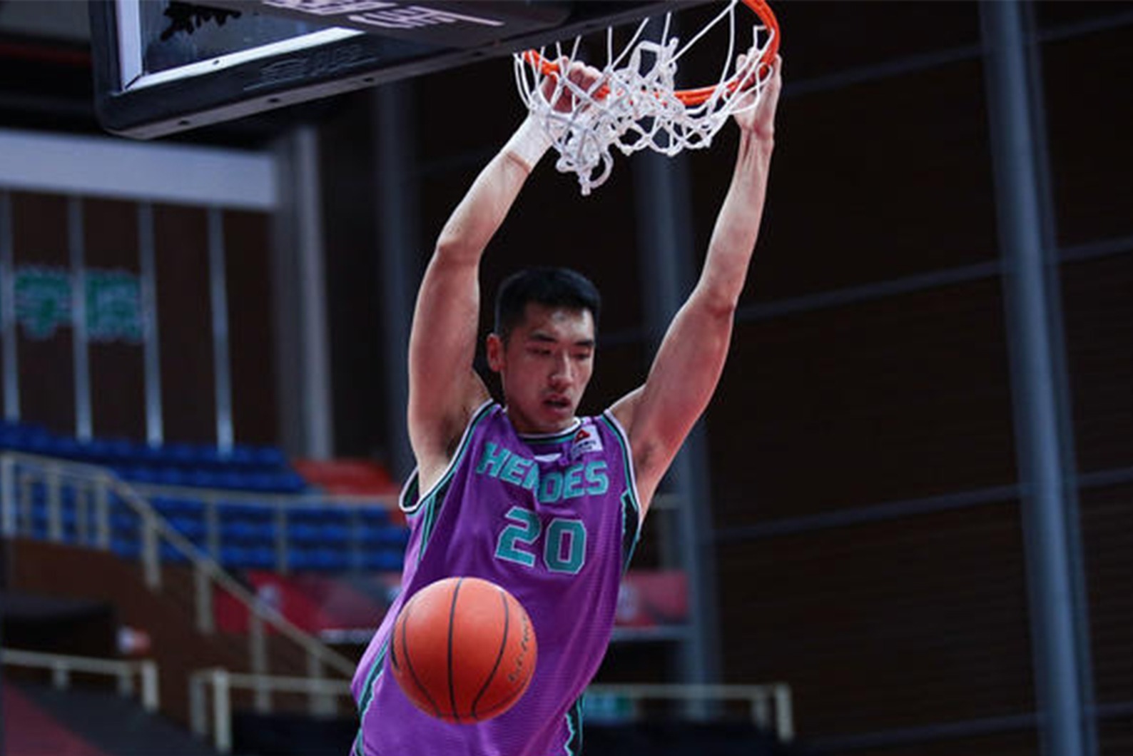 霸气十足小鲨鱼陶汉林接哈德森传球势大力沉双手暴扣