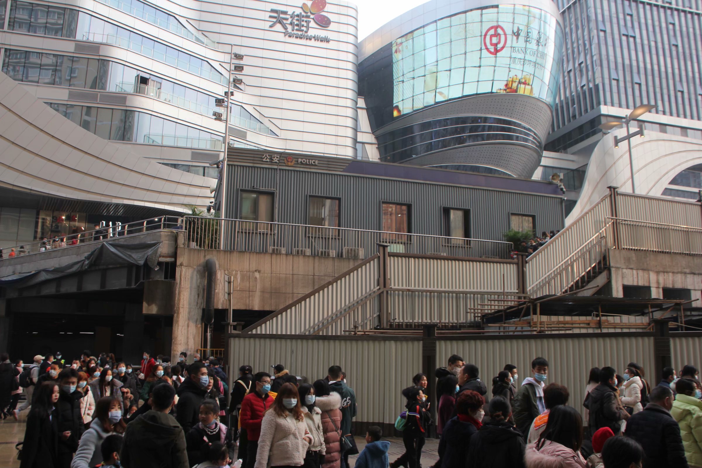 人从众!重庆最大购物中心开业,市民人山人海热情打卡