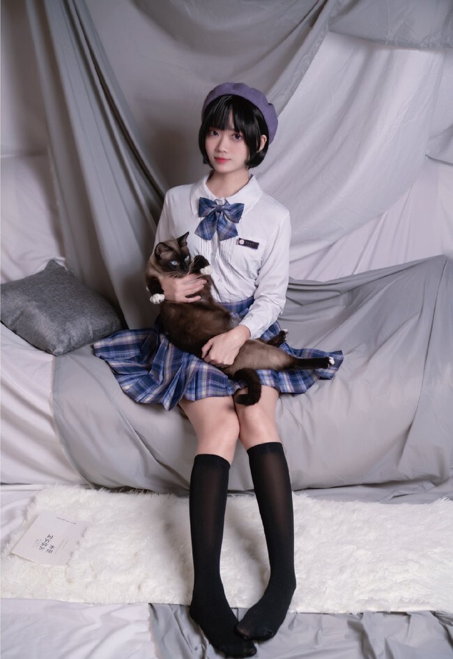 jk:猫咪枕膝上,梦里有星云.