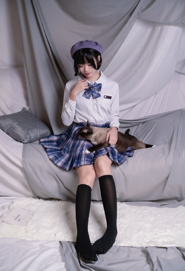 jk:猫咪枕膝上,梦里有星云.