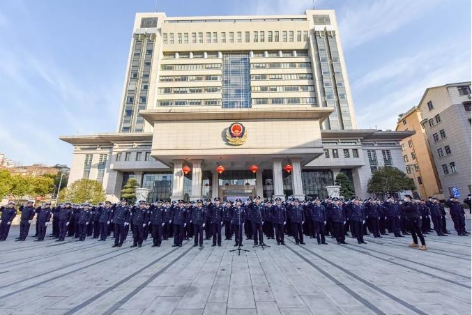 金华市公安局在机关大院举行首个中国人民警察节警旗升旗仪式