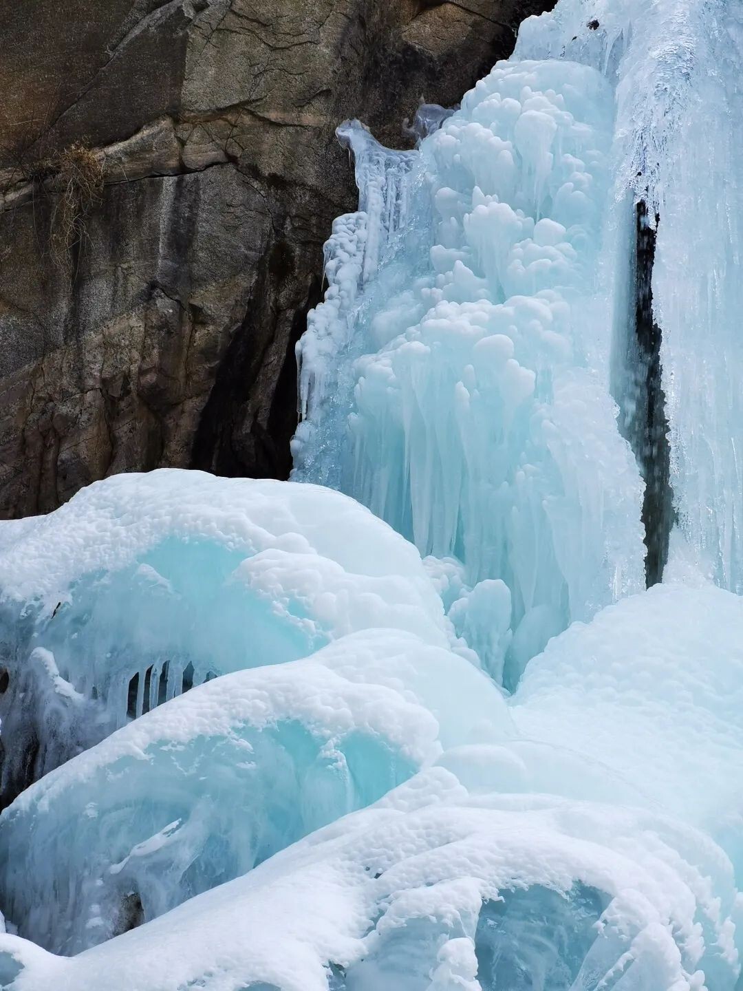 泰山冰瀑奇观靓丽呈现