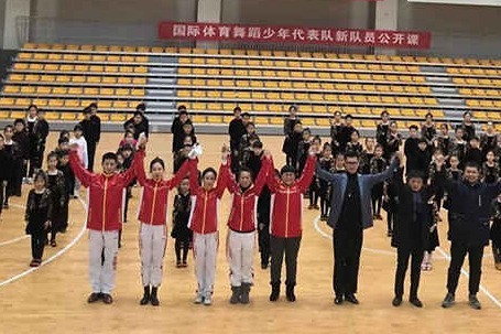 国际<em>体育</em>舞蹈少年代表队在潍坊文华小学<em>吹</em>响号角