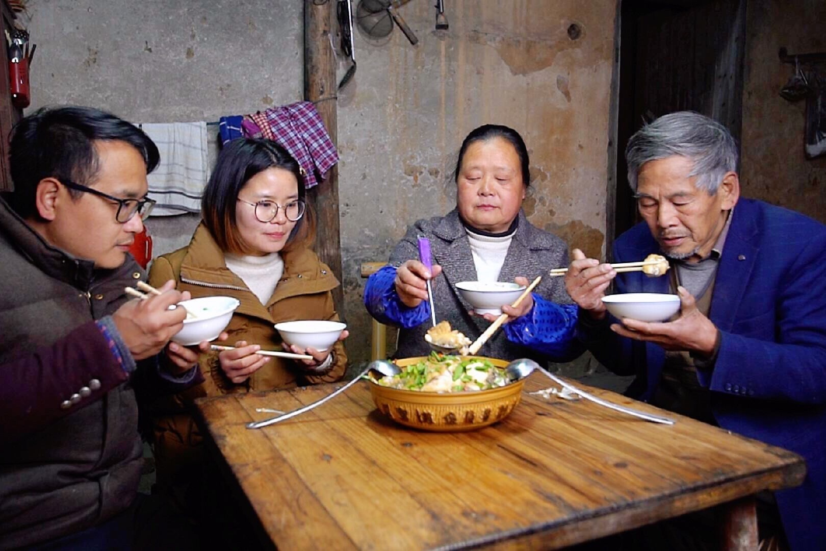 農村人吃飯不講究婆婆拿魚和豆腐一鍋燉一家人吃著真過癮