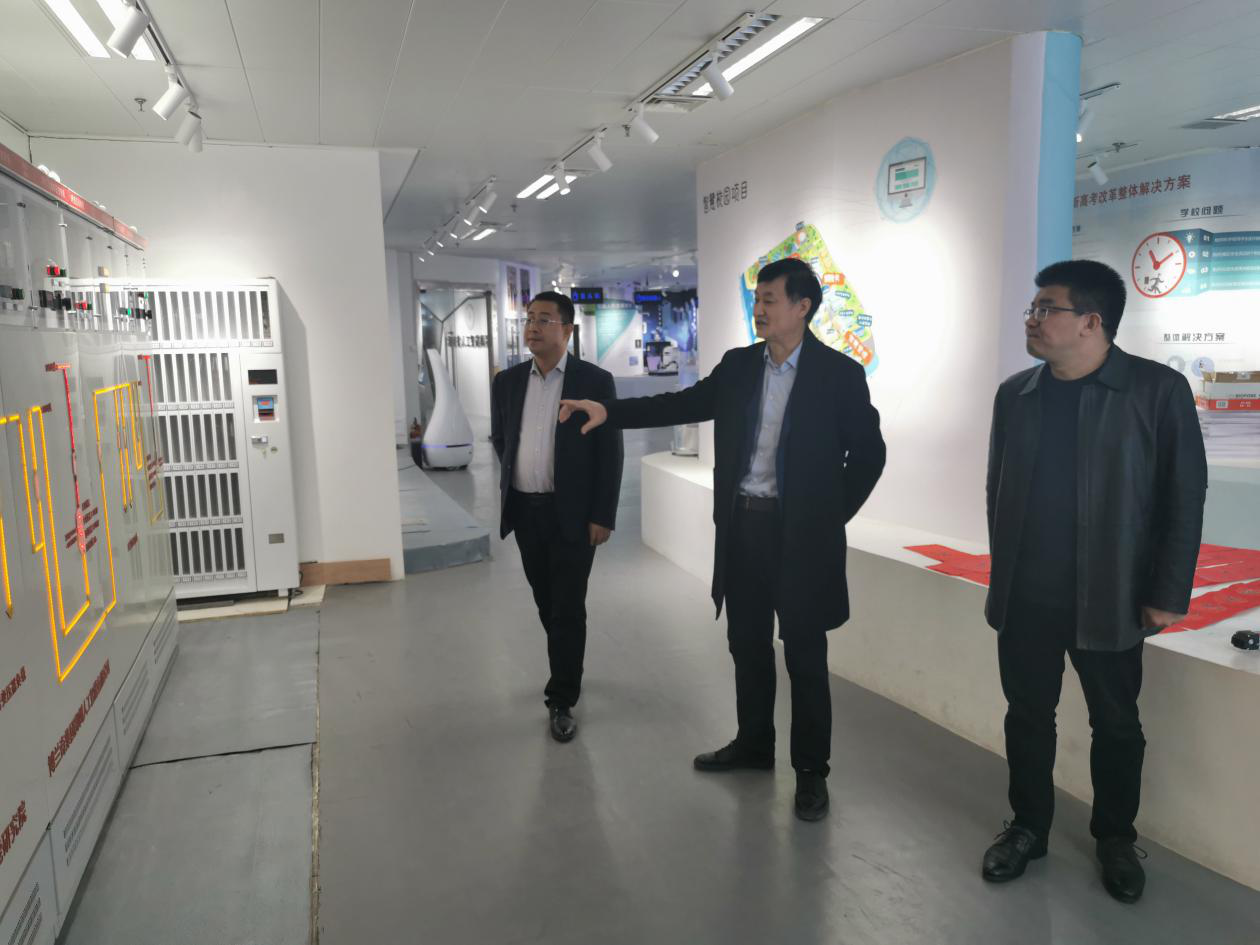 郑州工业应用技术学院常务副校长闫兵参观河南省人工智能展览馆