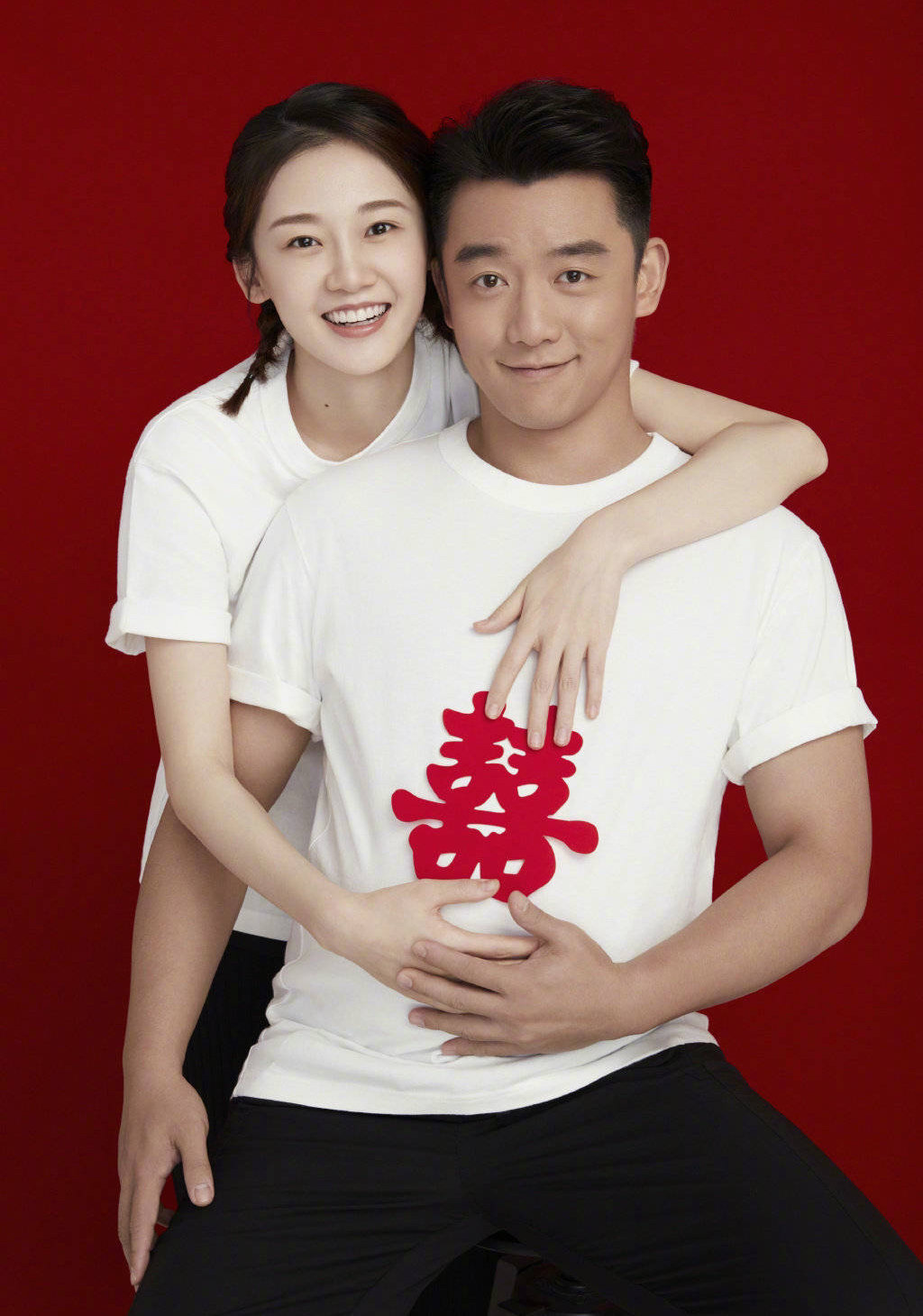 郑恺晒全家福庆祝女儿百天,女儿侧脸圆润可爱