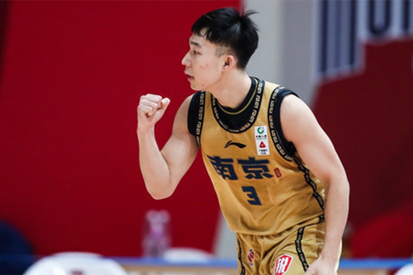 关键时刻手都不软杨皓喆外线接球就投罗汉琛马上做出回应