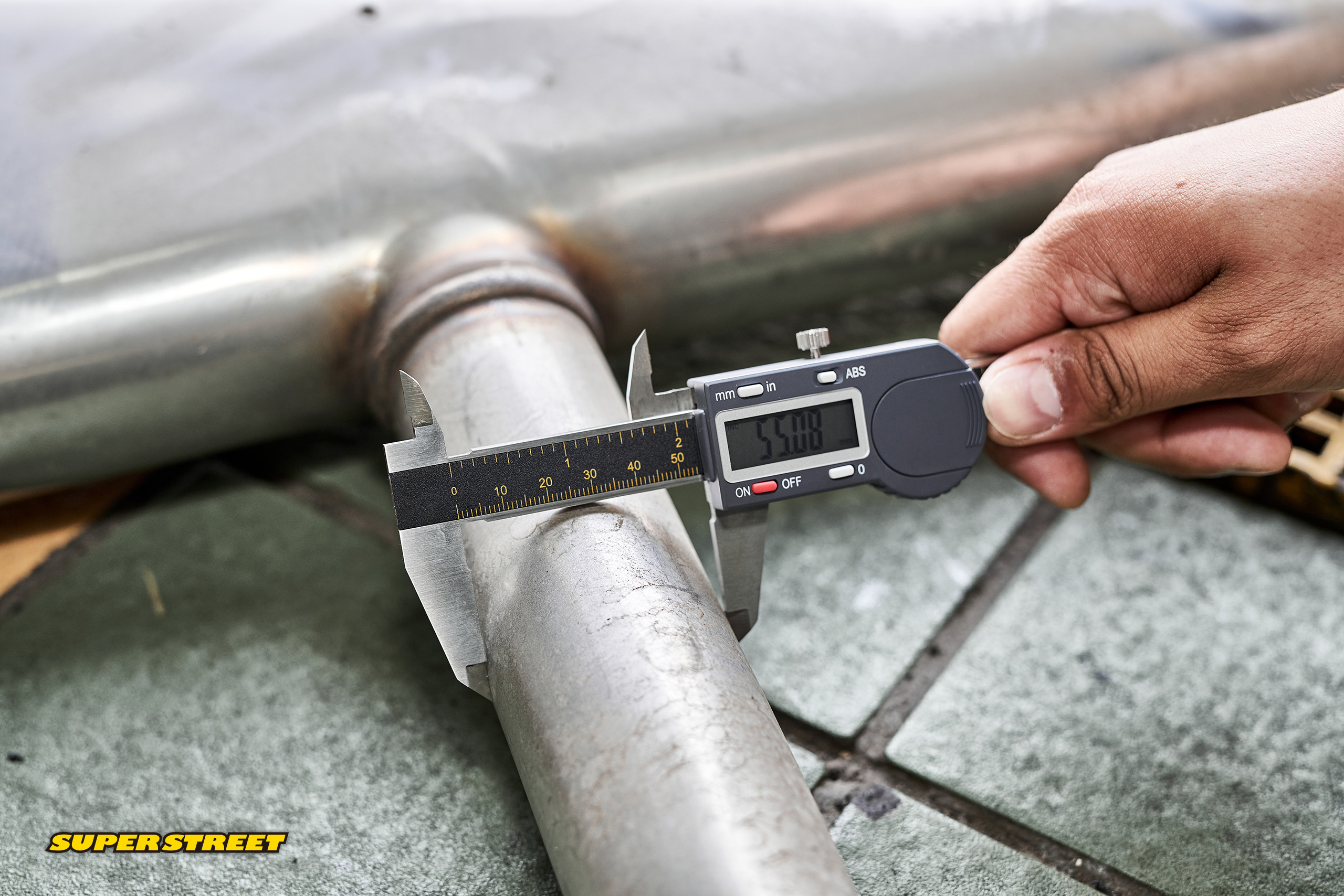 使用卡尺测量原车管径55mm