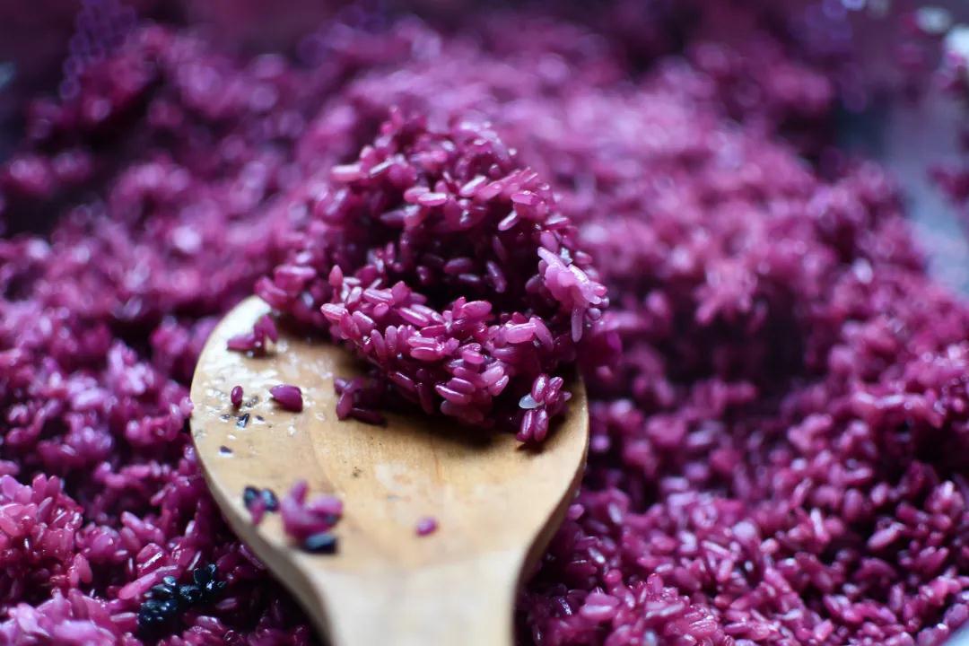 等糯米染上植物的颜色,沥干水分后盛入甑子蒸熟,就成了各色的花米饭