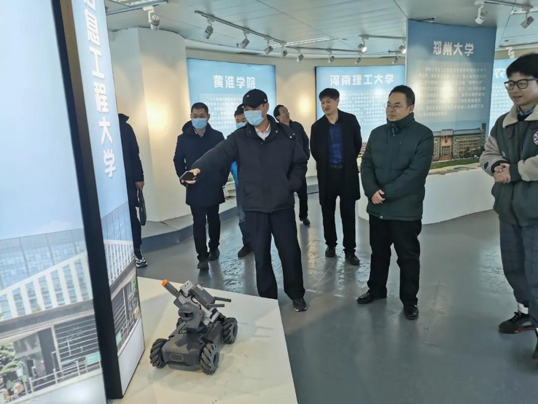 九三学社河南省委二级巡视员王清彬莅一行临河南省人工智能展览馆