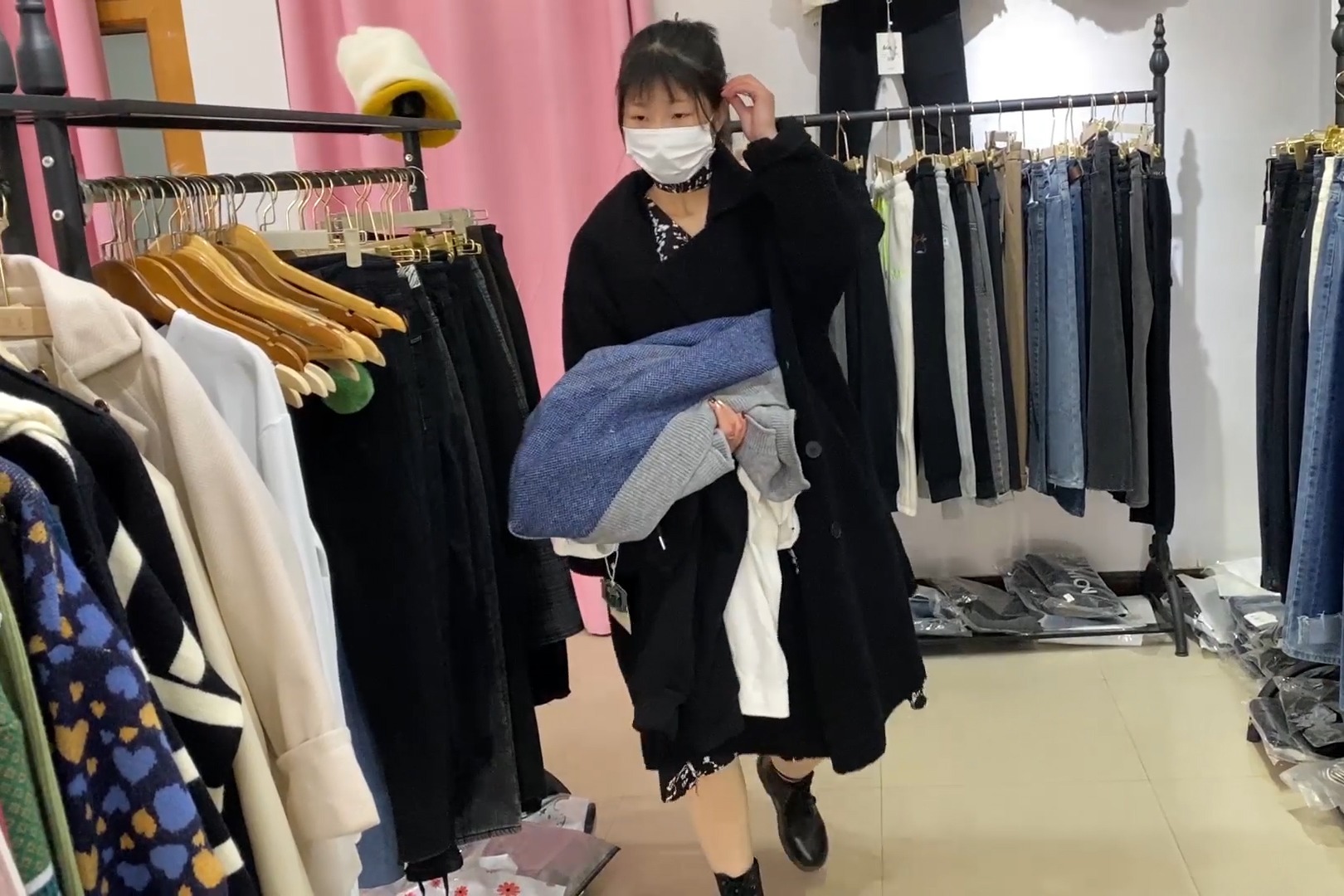 嫂子带妹妹上街买衣服妹妹的眼光真不错试穿这几款美美哒