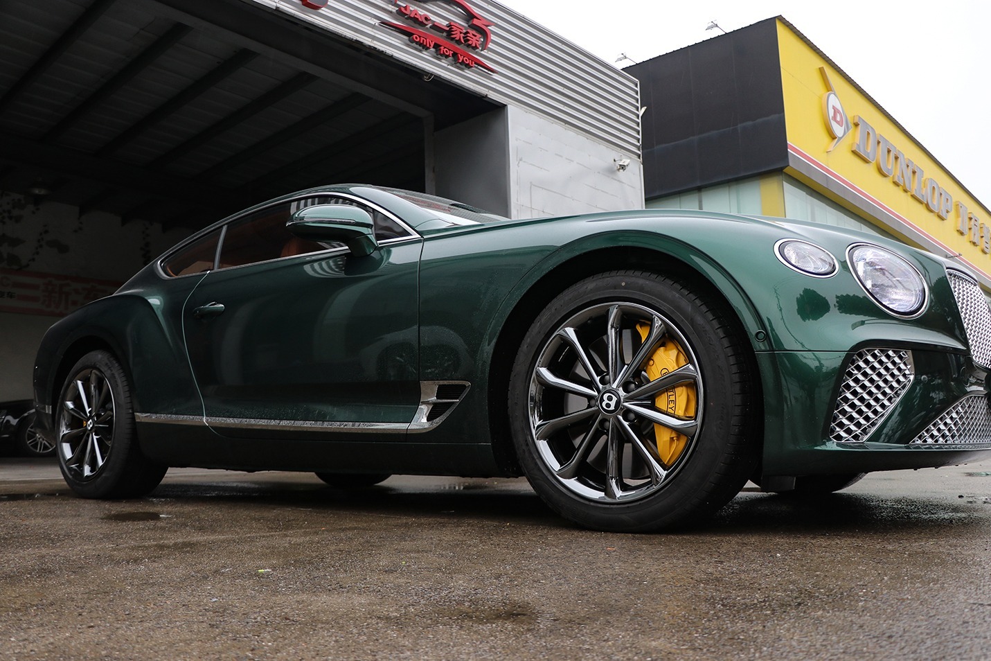 宾利欧陆gt轮毂改电镀黑卡钳改柠檬黄