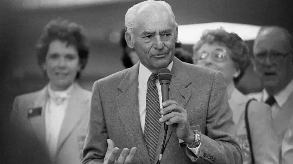 山姆·沃尔顿:聪明的生意人,总会把自己的企业打上文化的烙印