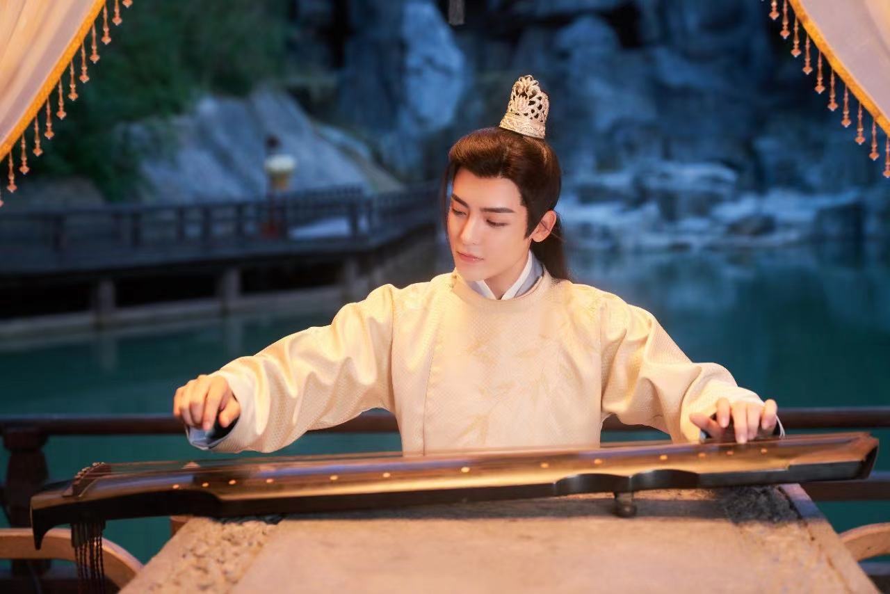 一向温文尔雅的容伯爷,在低头浅笑后抬眼时一秒变脸,将柔弱与腹黑性格