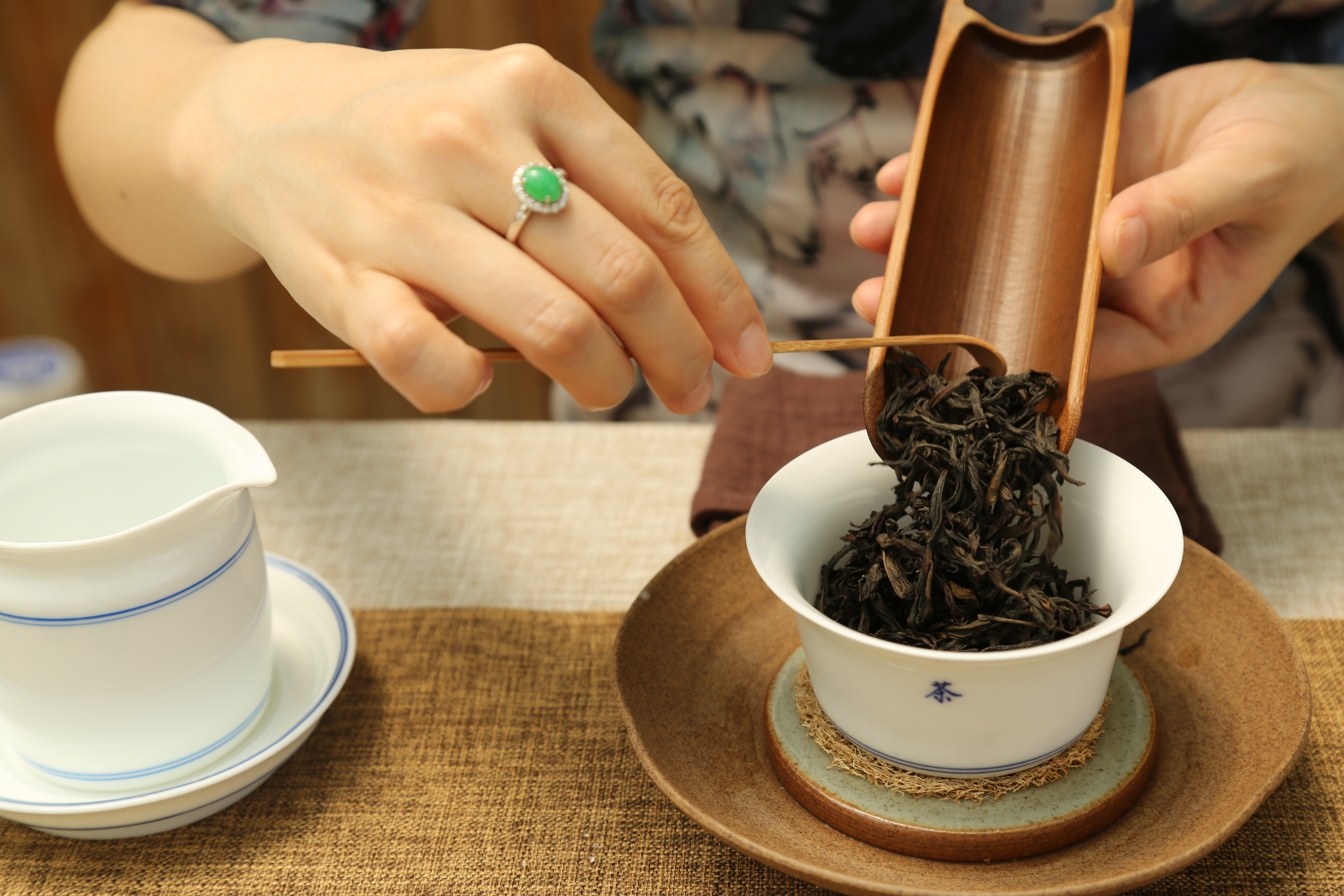 六大基本茶类知识:如何评审乌龙茶:干看条色 湿品香味__凤凰网